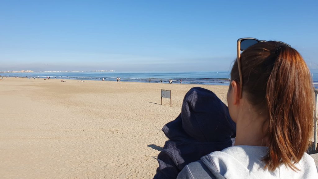 Strand von Valencia auf einer Reise mit Baby