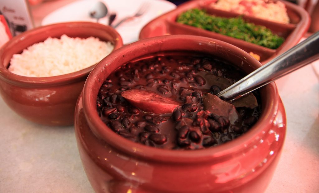 Essen gehen in Brasilien - manchmal findet man auf der Speisekarte eine typische Feijoada
