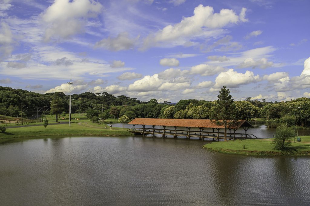Fotos von Curitiba: Hölzerne Brücke im Parque Tingui