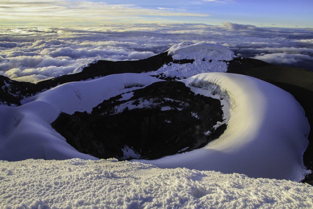 Blick auf den Krater auf dem Gipfel des Cotopaxi (5897m)