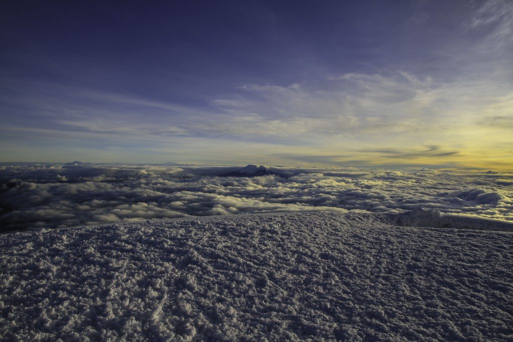 Ausblick über den Wolken vom Gipfel des Cotopaxi in Ecuador (5.897m)