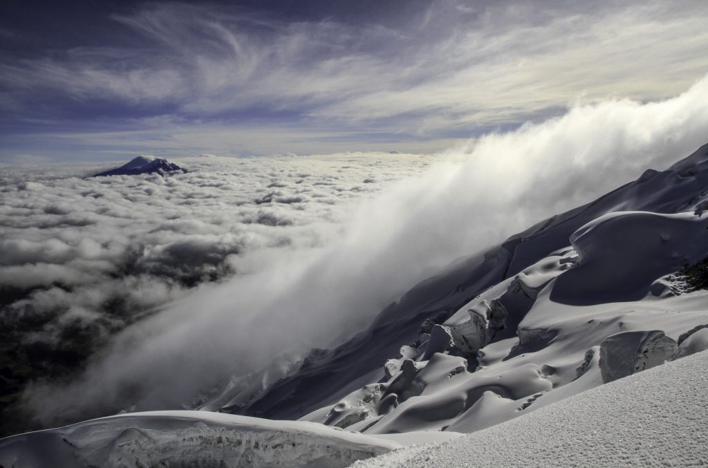 Ausblick über den Wolken während der Besteigung des Cotopaxi in Ecuador
