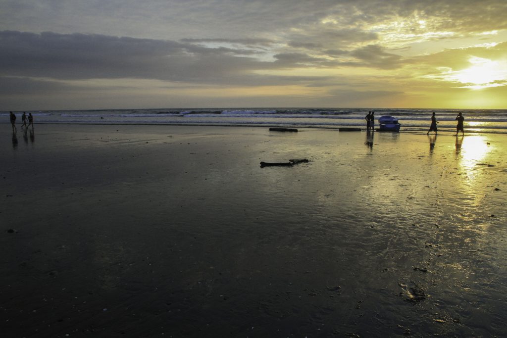 Fotos von Ecuador: Der Strand von Canoa am Pazifik im Sonnenuntergang