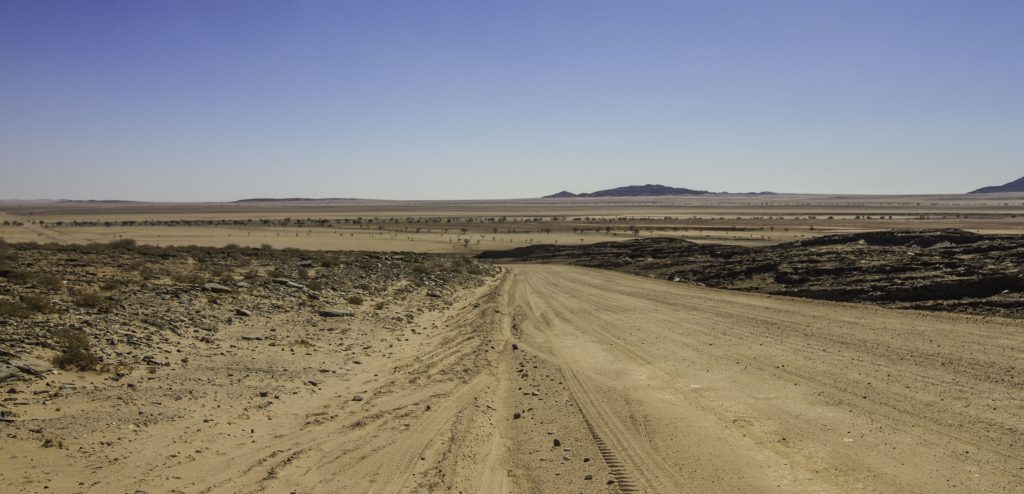 Rundreise Namibia: Schotterstraße durch die Namib
