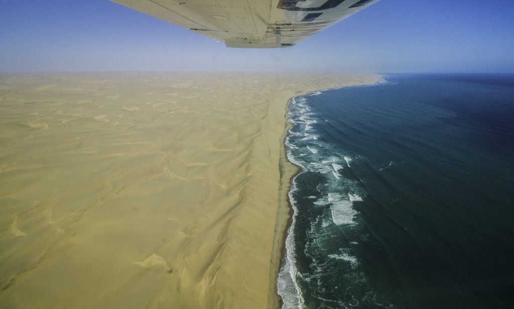 Fotos von Namibia: Die Küste Namibias mit Sanddünen, Luftaufnahme