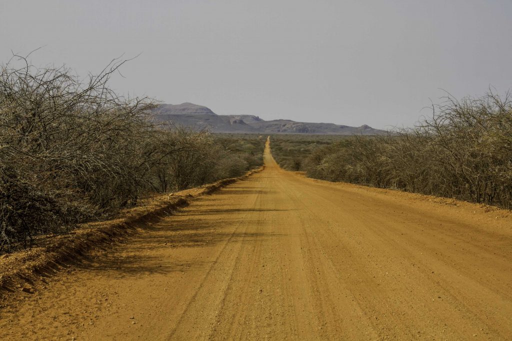 Fotos von Namibia: typische Schotterstraße