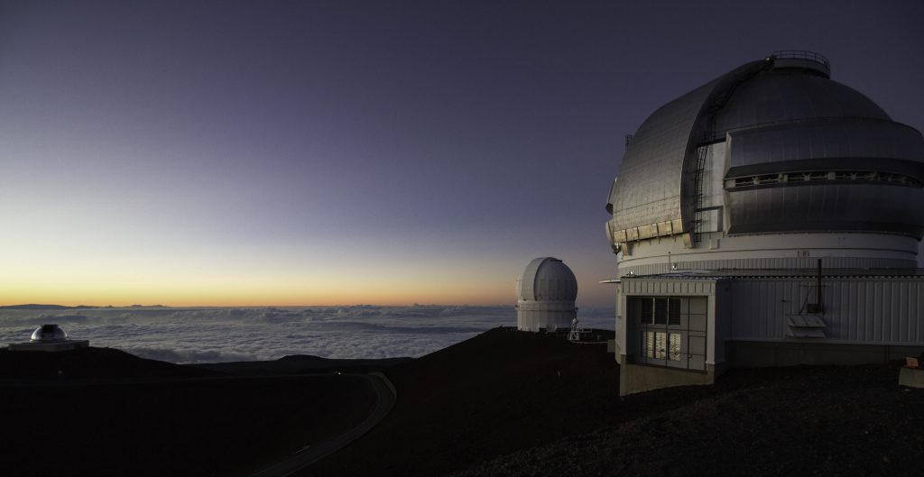 Observatorium auf dem Gipfel des Mauna Kea, Big Island, Hawaii, im Abendlicht