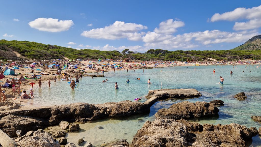 Cala Agulla, Mallorca, im August mit vielen Touristen