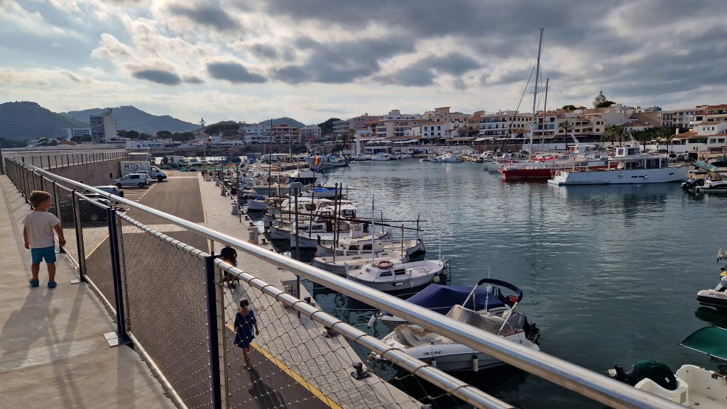 Kleinkind am Fischerhafen von Cala Rajada, Mallorca