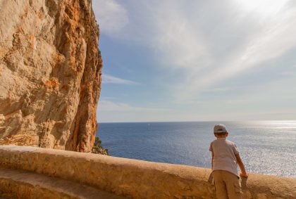 Kind blickt auf das Mittelmeer bei Mallorca